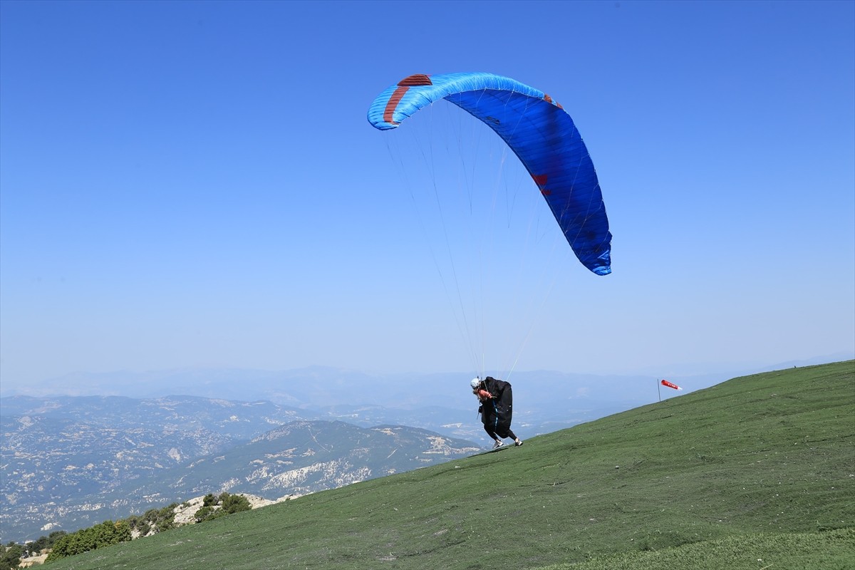 Denizli'nin Çameli ilçesindeki 2 bin 150 rakımlı Yaylacık Dağı'nda düzenlenen 2024 Yamaç Paraşütü...