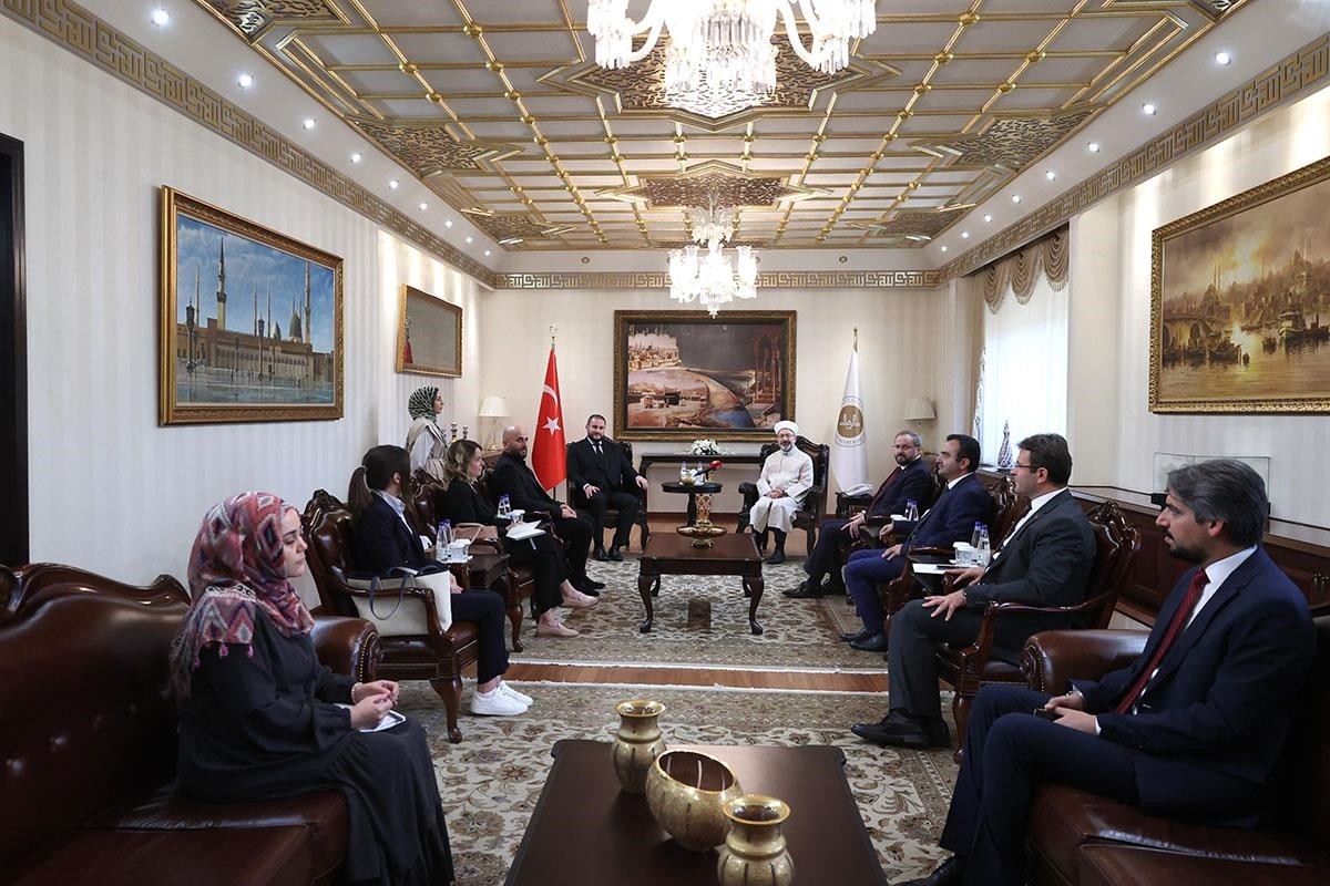 Diyanet İşleri Başkanı Ali Erbaş (sağda), Sırbistan Devlet Bakanı Usame Zukorliç (solda) ile bir...