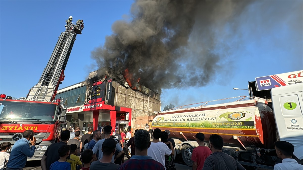 Diyarbakır'da 2. Sanayi Sitesi'ndeki 4 iş yerinde etkili olan yangına müdahale ediliyor.