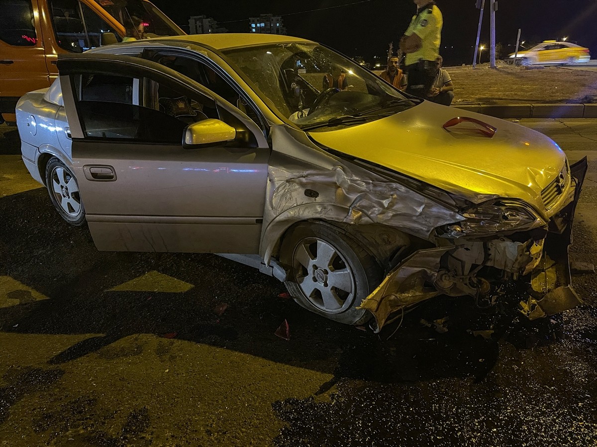 Diyarbakır'da 3 otomobilin karıştığı kazada, 7 kişi yaralandı.