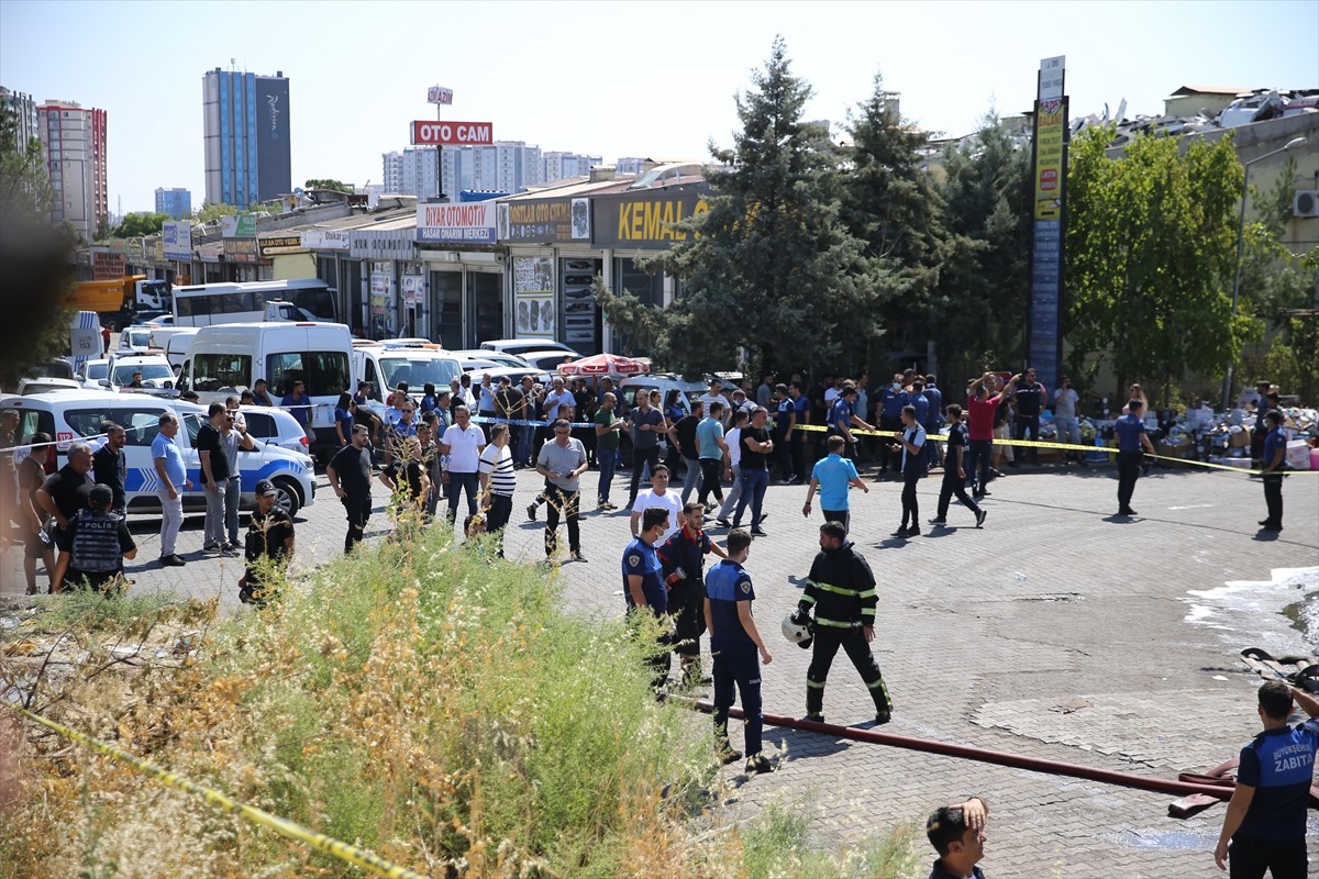 Diyarbakır'da 3. Sanayi Sitesi'nde 4 iş yerine yayılan yangın ekiplerin müdahalesiyle...