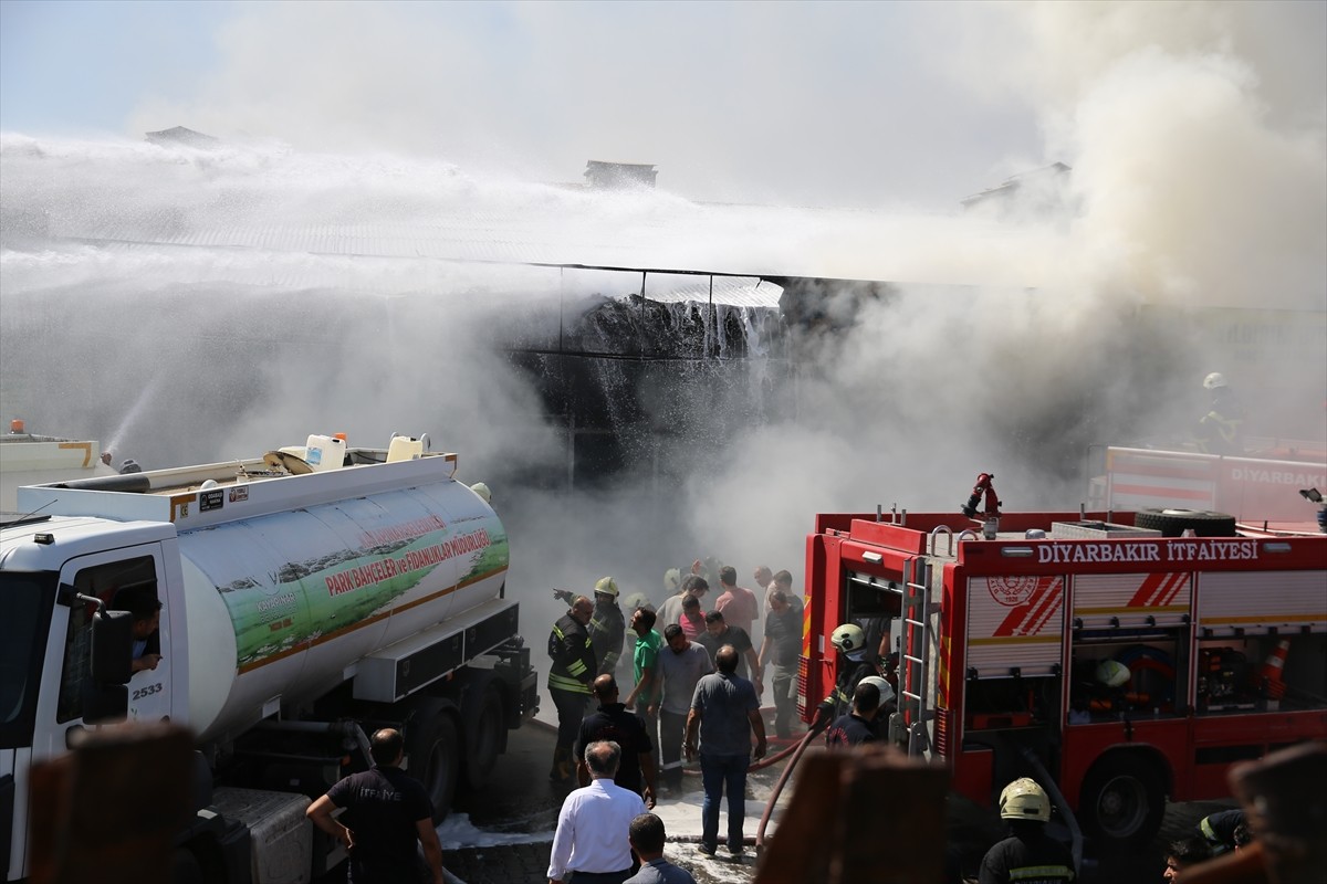Diyarbakır'da 3. Sanayi Sitesi'nde 4 iş yerine yayılan yangın ekiplerin müdahalesiyle...