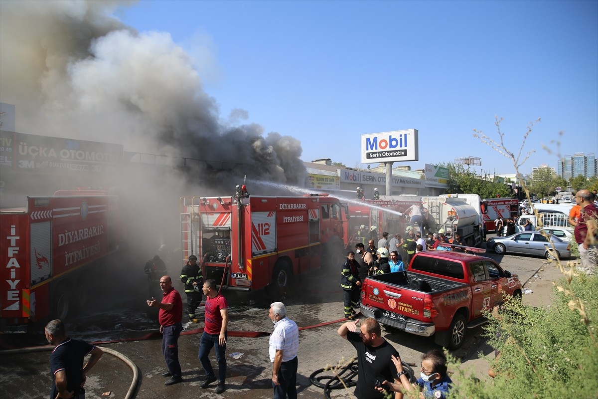 Diyarbakır'da 3. Sanayi Sitesi'nde 4 iş yerine yayılan yangın ekiplerin müdahalesiyle...