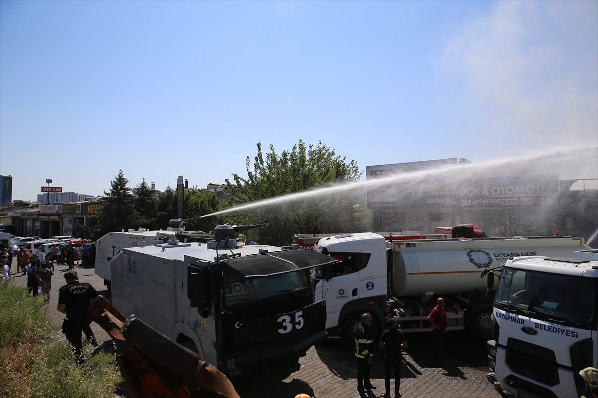 Diyarbakır'da 3. Sanayi Sitesi'nde 4 iş yerine yayılan yangın ekiplerin müdahalesiyle...