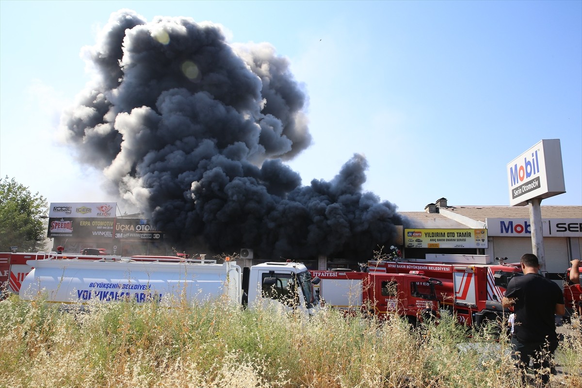 Diyarbakır'da 3. Sanayi Sitesi'nde 4 iş yerine yayılan yangın ekiplerin müdahalesiyle...