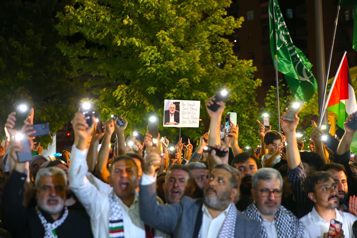 Diyarbakır'da, Hamas Siyasi Büro Başkanı İsmail Heniyye'nin suikasta uğraması ve İsrail'in...