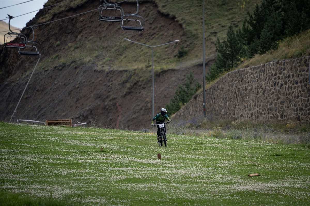 Downhill Türkiye Şampiyonası için Erzurum'a gelen bisiklet sporcuları, resmi antrenmana çıktı....