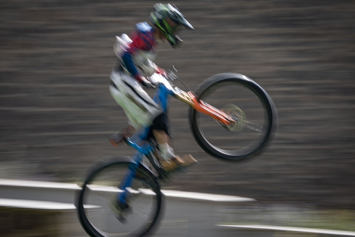 Downhill Türkiye Şampiyonası için Erzurum'a gelen bisiklet sporcuları, resmi antrenmana çıktı....