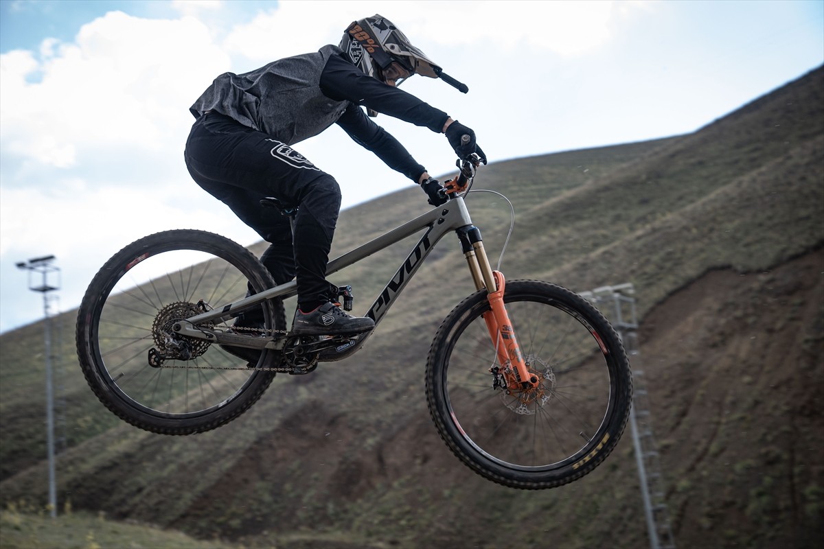 Downhill Türkiye Şampiyonası için Erzurum'a gelen bisiklet sporcuları, resmi antrenmana çıktı....