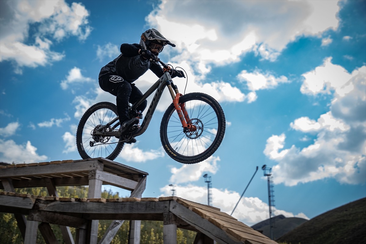 Downhill Türkiye Şampiyonası için Erzurum'a gelen bisiklet sporcuları, resmi antrenmana çıktı....