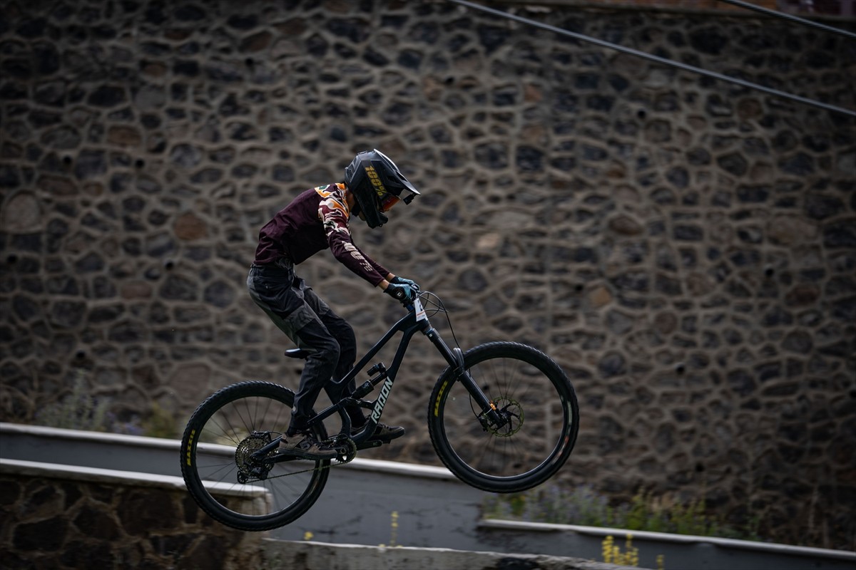 Downhill Türkiye Şampiyonası için Erzurum'a gelen bisiklet sporcuları, resmi antrenmana çıktı....