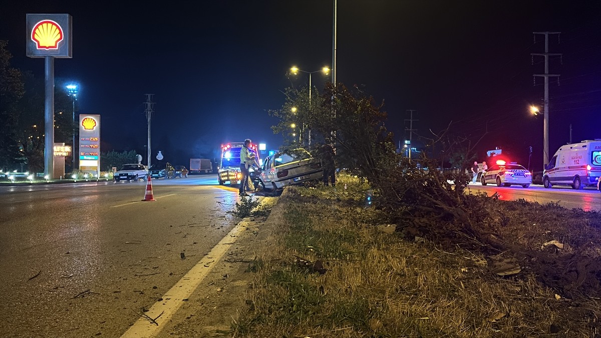 Düzce'de yola çıkan köpeğe çarpmamak için manevra yaparak refüje çıkan otomobildeki 2'si çocuk, 3...