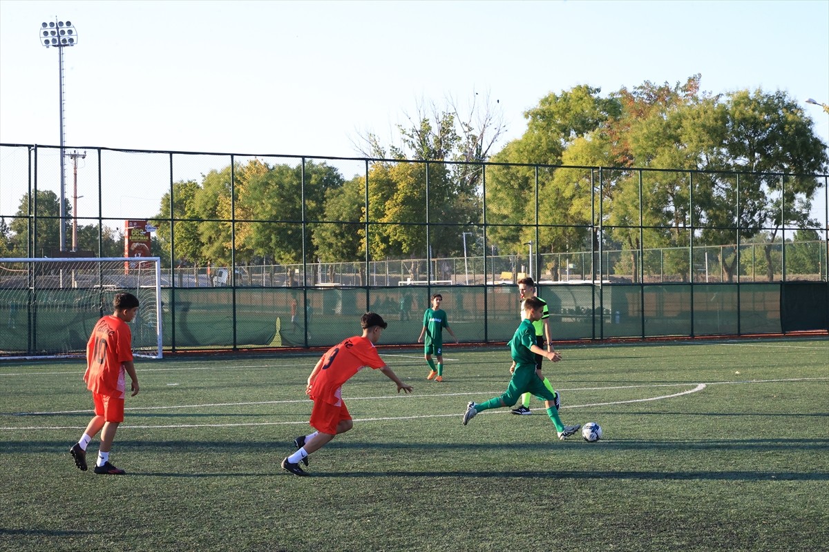 Edirne'de öğrenciler "Yaz Mahalle Ligi" ile tatilde de spor yapma imkanı buluyor. "Mahalle Ligi"...