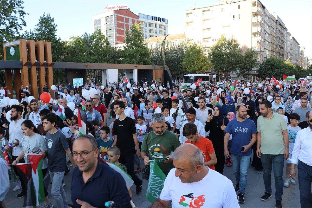 Elazığ'da bir grup çocuk, İsrail'in saldırılarını sürdürdüğü Gazze'de hayatını kaybeden...