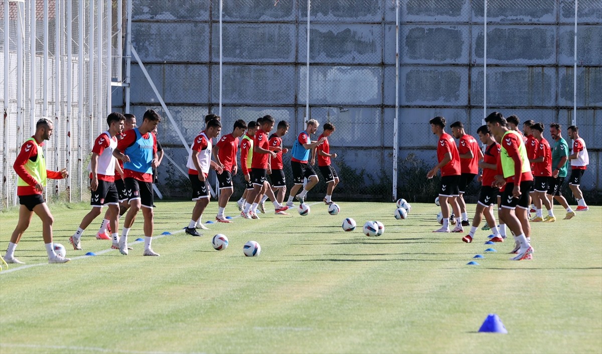 EMS Yapı Sivasspor, yeni sezon hazırlıklarına devam etti. Antrenmana Rey Manaj (solda) da...