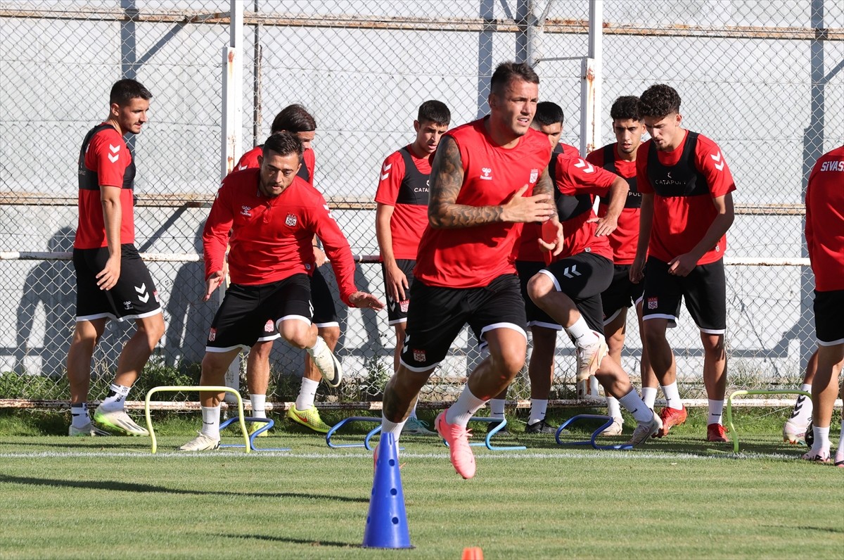 EMS Yapı Sivasspor, yeni sezon hazırlıklarına devam etti. Antrenmana Rey Manaj (solda) da...