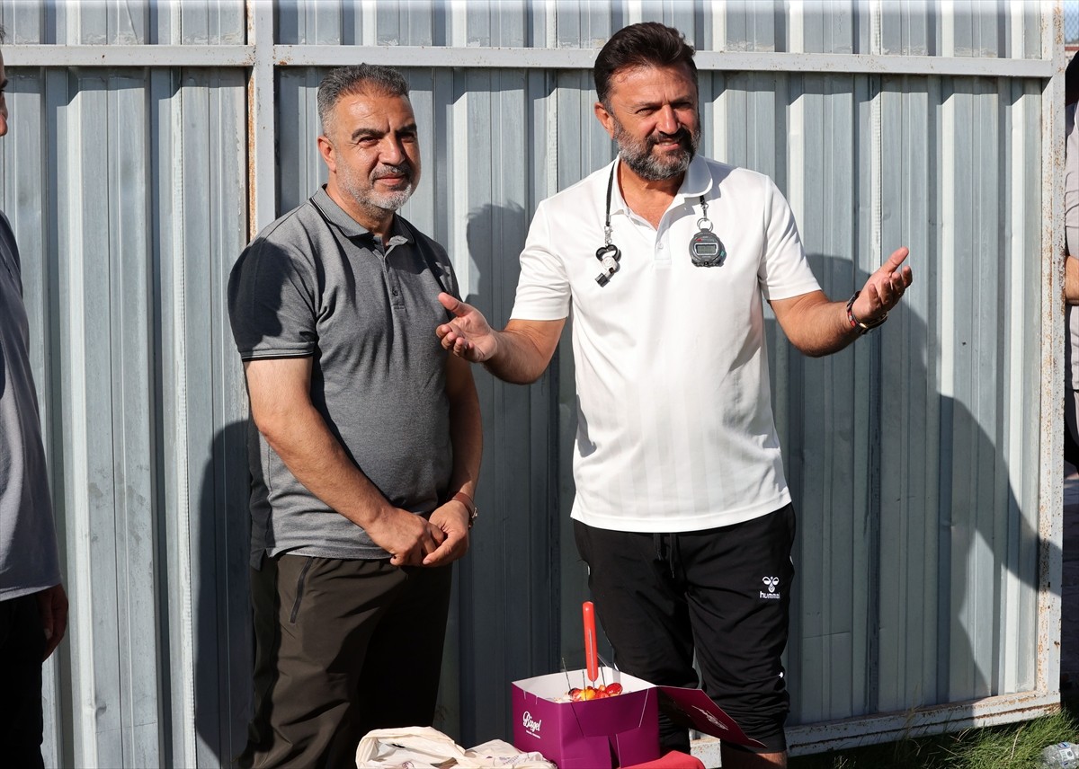 EMS Yapı Sivasspor, yeni sezon hazırlıklarına devam etti. Antrenmana Rey Manaj (solda) da...