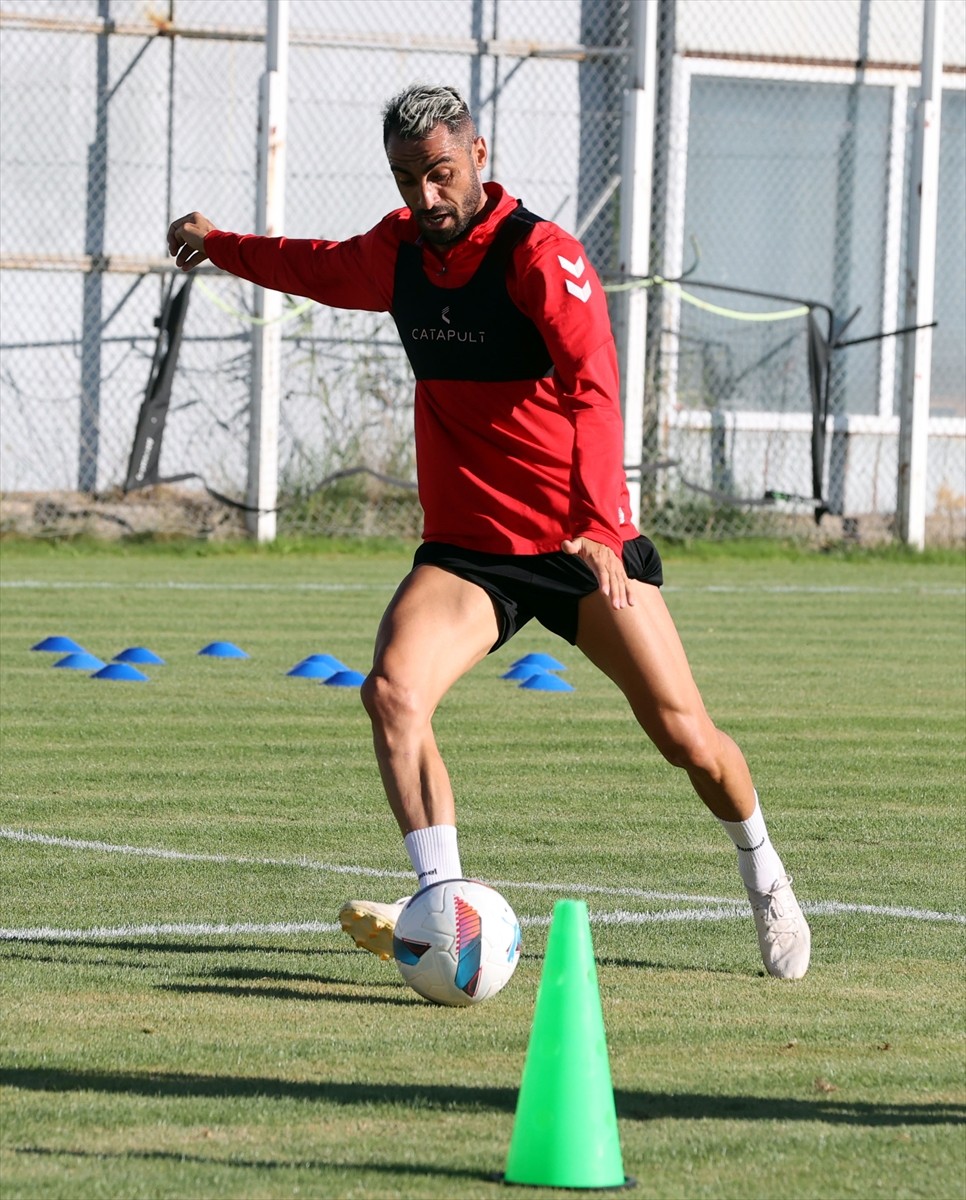 EMS Yapı Sivasspor, yeni sezon hazırlıklarına devam etti. Antrenmana Rey Manaj (solda) da...