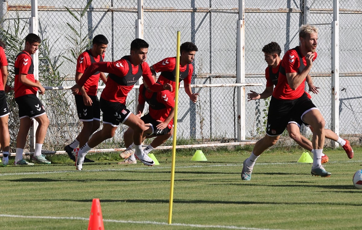 EMS Yapı Sivasspor, yeni sezon hazırlıklarına devam etti. Antrenmana Rey Manaj (solda) da...