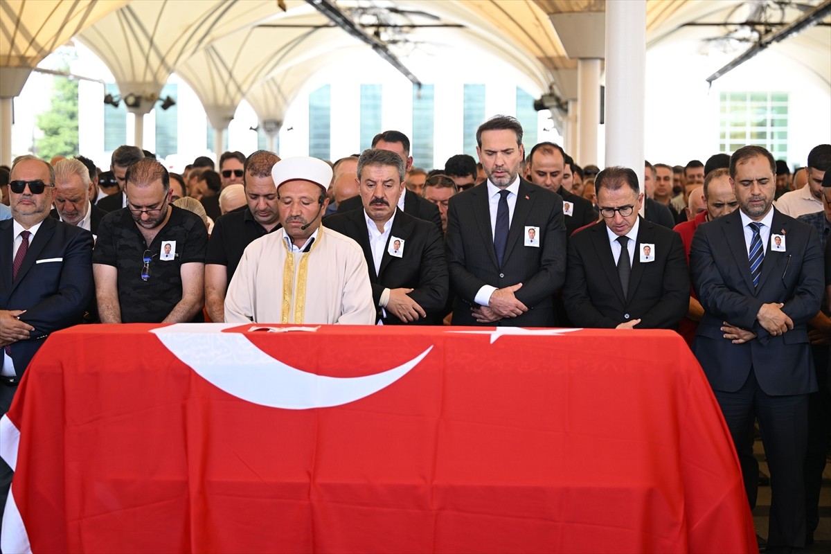 Enerji ve Tabii Kaynaklar Bakanı Alparslan Bayraktar (sol 3), Türkiye Petrolleri Anonim Ortaklığı...