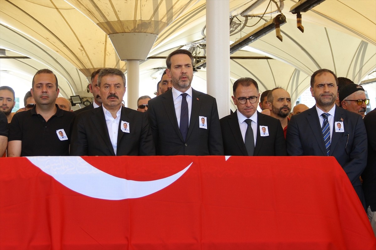 Enerji ve Tabii Kaynaklar Bakanı Alparslan Bayraktar (sol 3), Türkiye Petrolleri Anonim Ortaklığı...