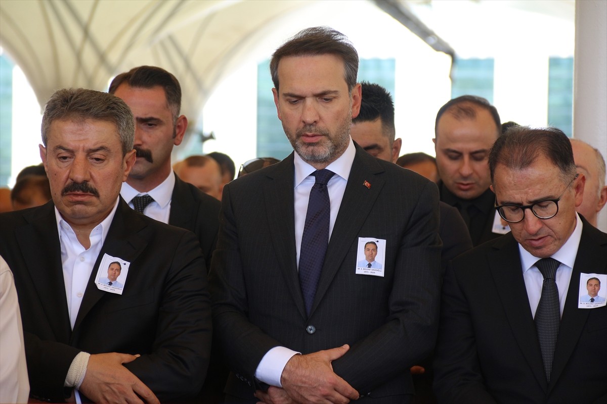 Enerji ve Tabii Kaynaklar Bakanı Alparslan Bayraktar (sol 3), Türkiye Petrolleri Anonim Ortaklığı...