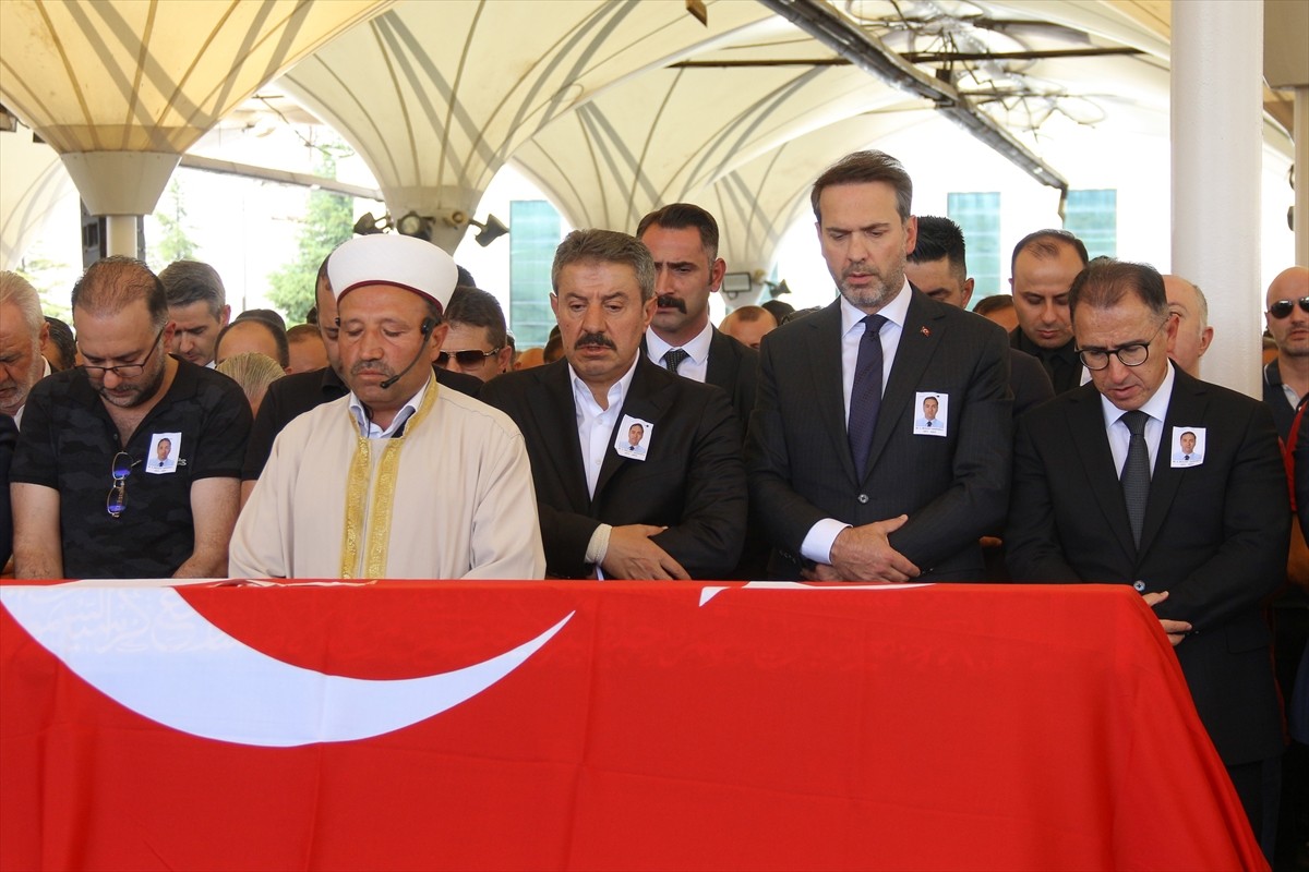 Enerji ve Tabii Kaynaklar Bakanı Alparslan Bayraktar (sol 3), Türkiye Petrolleri Anonim Ortaklığı...