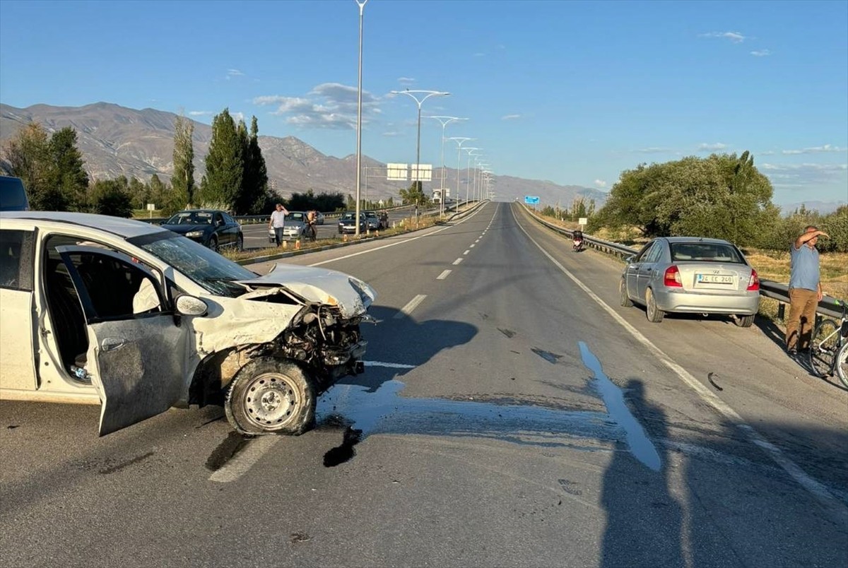 Erzincan'da iki otomobilin çarpışması sonucu 2’si çocuk, 8 kişi yaralandı.