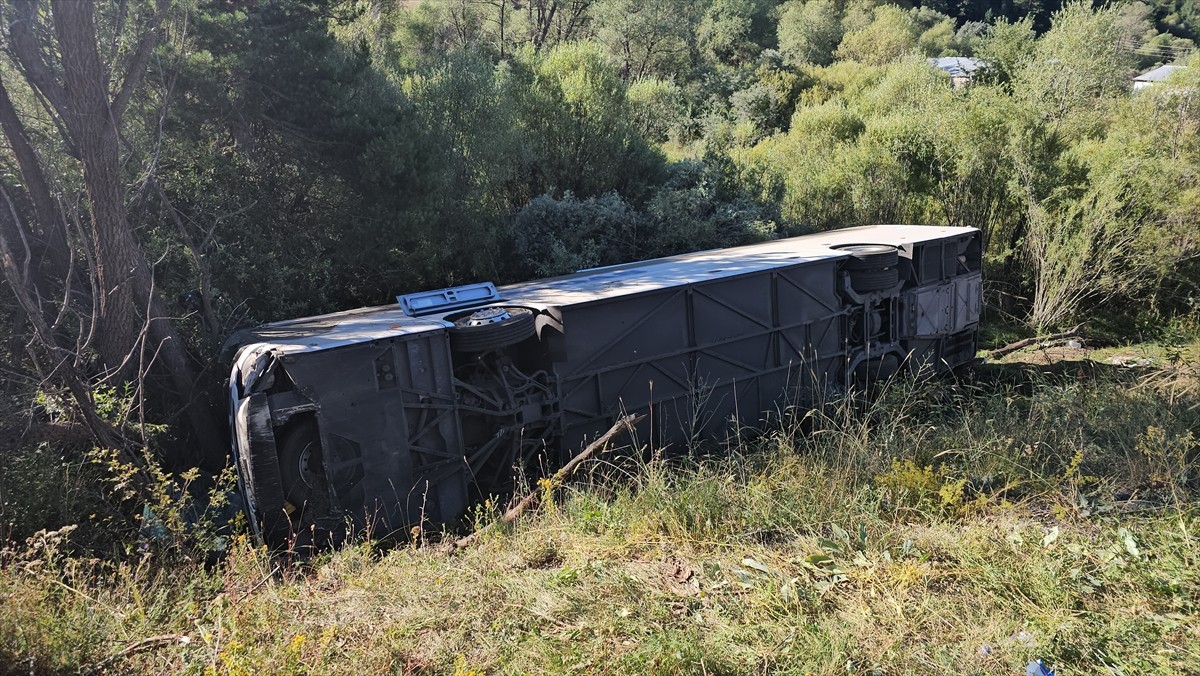 Erzincan'ın Refahiye ilçesinde yolcu otobüsünün devrilmesi sonucu 14 kişi yaralandı.