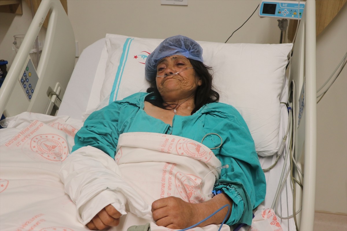 Erzurum'da hayvanlara saman verirken balyadan çıkan yılanın kolunu ısırdığı 61 yaşındaki Saraynaz...