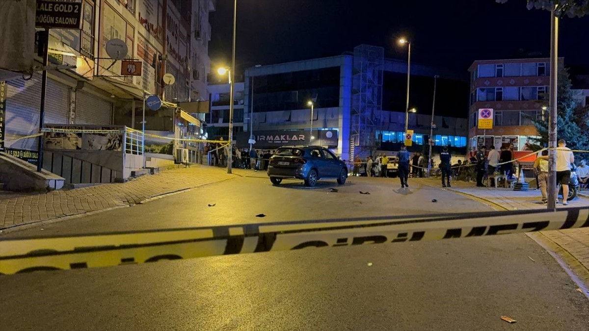 Esenyurt'ta otomobilin çarptığı 3 yaşındaki çocuk yaşamını yitirirken, sürücü aracını bırakarak...