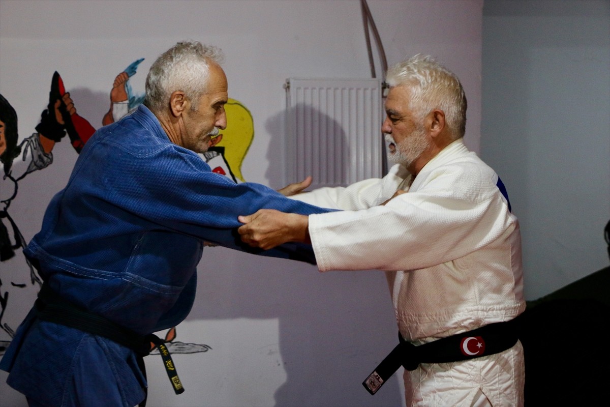 Eskişehir'de yaşayan 70 yaşındaki Mustafa Uğur Yücel, Türkiye şampiyonasında kazandığı pek çok...