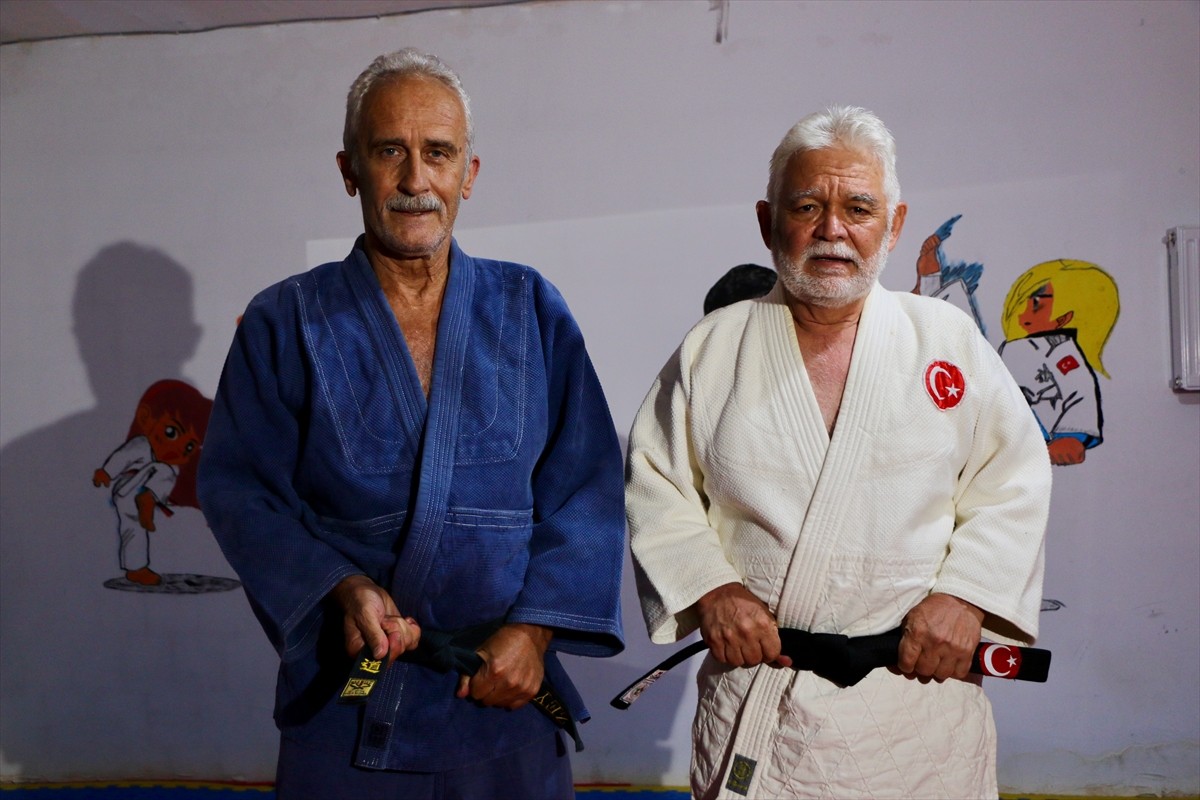 Eskişehir'de yaşayan 70 yaşındaki Mustafa Uğur Yücel, Türkiye şampiyonasında kazandığı pek çok...