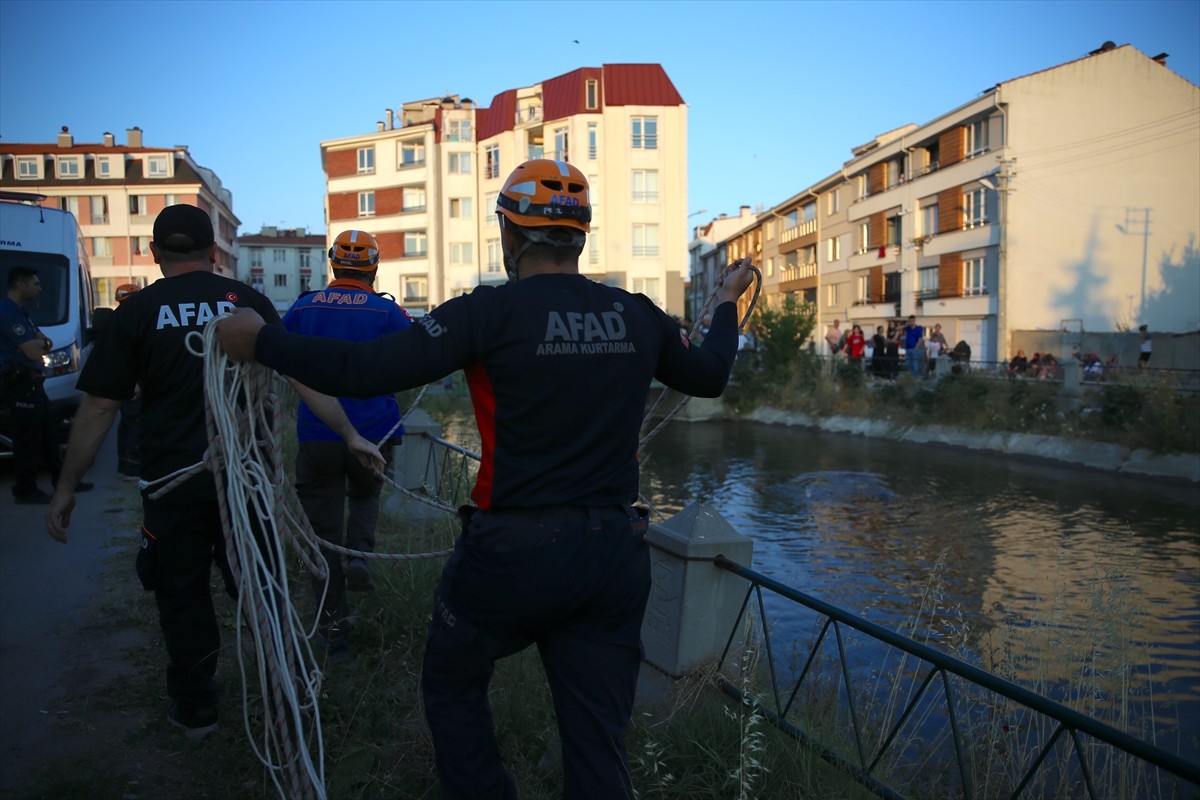 Eskişehir'in Tepebaşı ilçesinde sulama kanalına düşen çocuğu kurtardıktan sonra suda gözden...