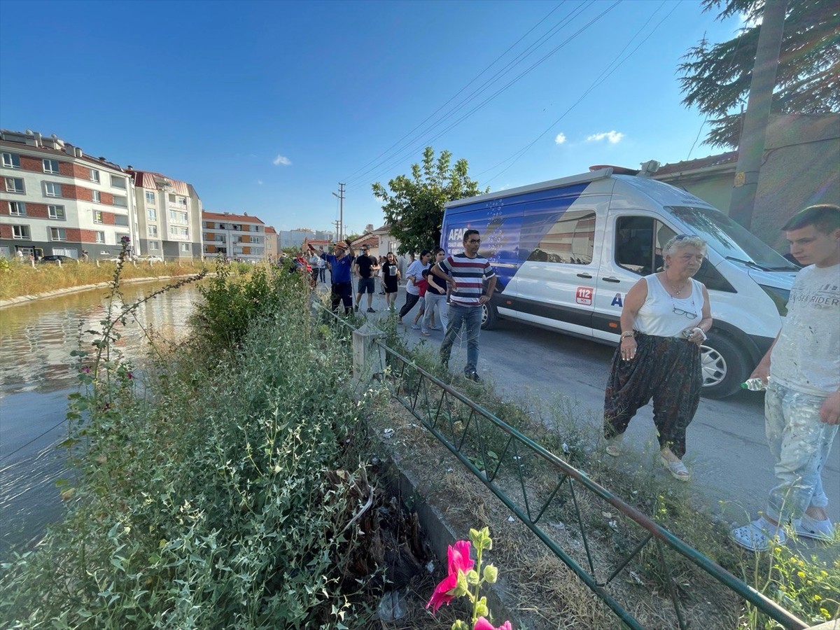 Eskişehir'in Tepebaşı ilçesinde sulama kanalına düşen çocuğu kurtardıktan sonra suda gözden...