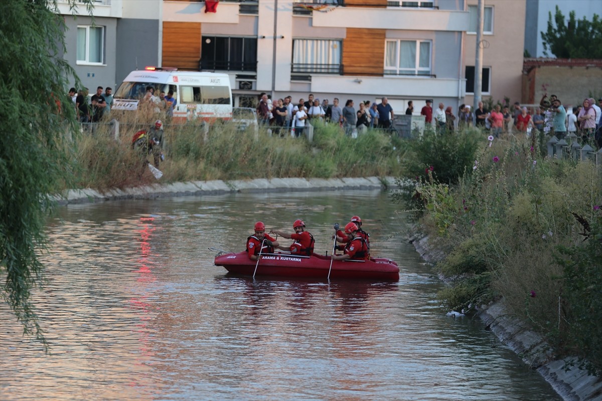 Eskişehir'in Tepebaşı ilçesinde sulama kanalına düşen çocuğu kurtardıktan sonra suda gözden...