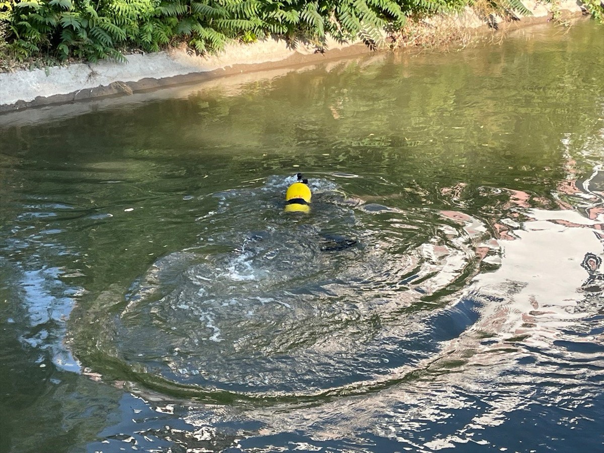 Eskişehir'in Tepebaşı ilçesinde sulama kanalına düşen çocuğu kurtardıktan sonra suda gözden...