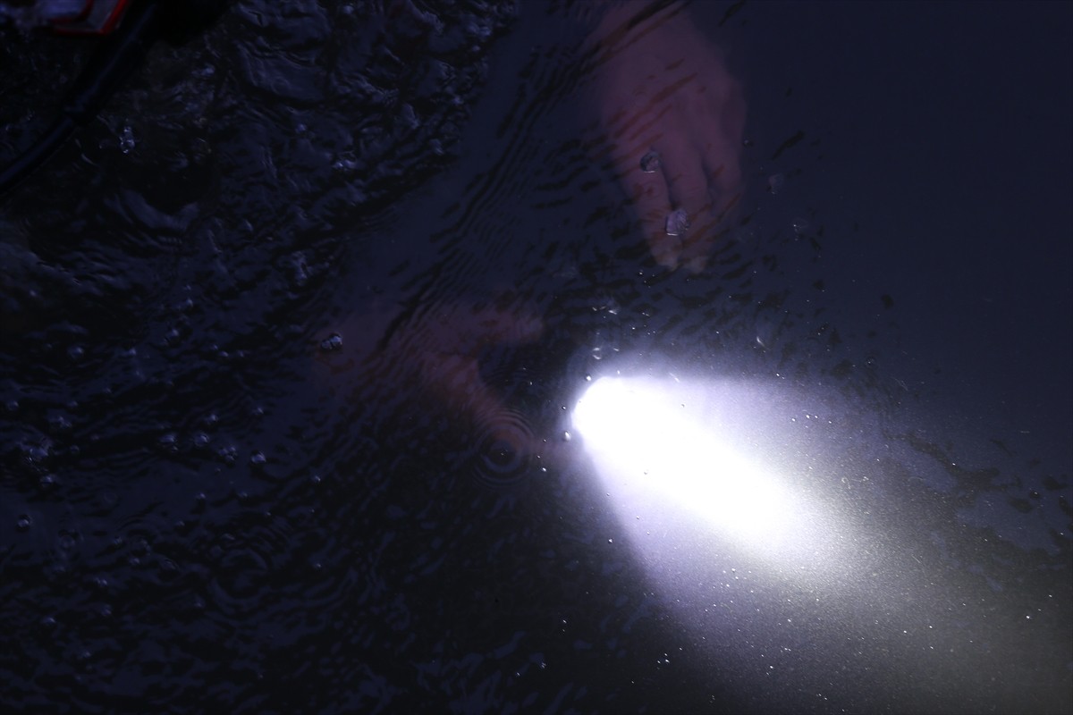 Eskişehir'in Tepebaşı ilçesinde sulama kanalına düşen çocuğu kurtardıktan sonra suda gözden...