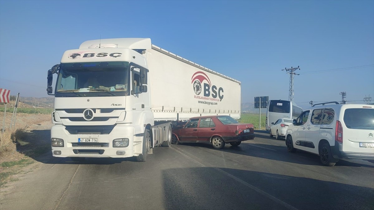 Gaziantep'in Nurdağı ilçesinde tırla otomobilin çarpışması sonucu 4 kişi yaralandı.