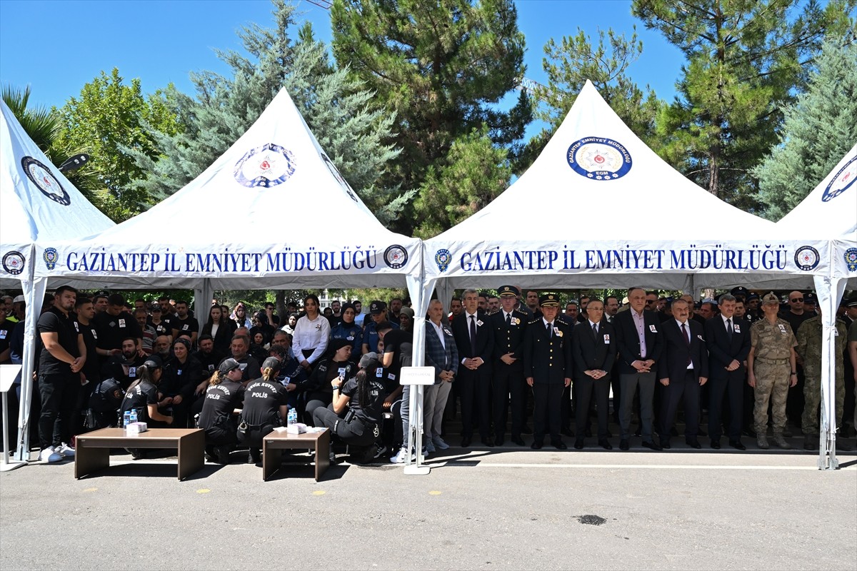 Gaziantep'te eğitim sırasında gaz tüfeği kapsülü yüzüne çarpan ve şehit olan polis memuru Halil...