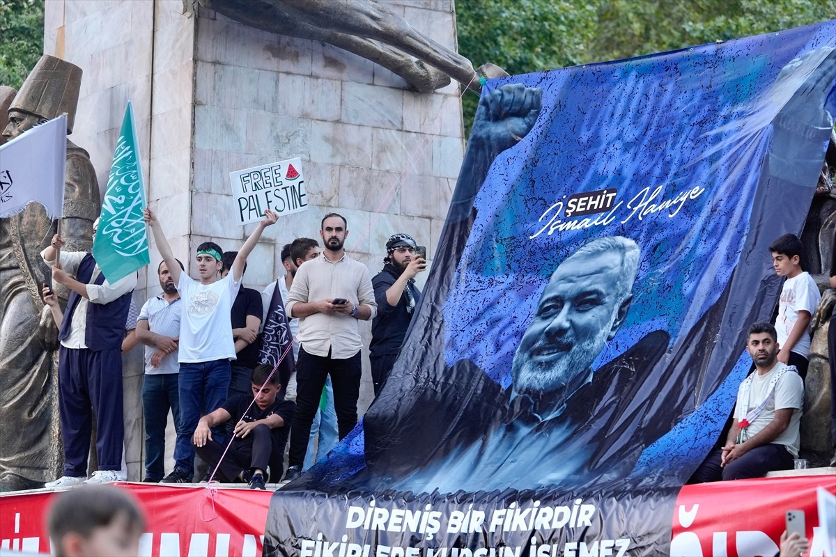 Gazze Dayanışma Platformu üyeleri, İsrail'in saldırdığı Gazze'ye destek için Fatih Camisi'nden...