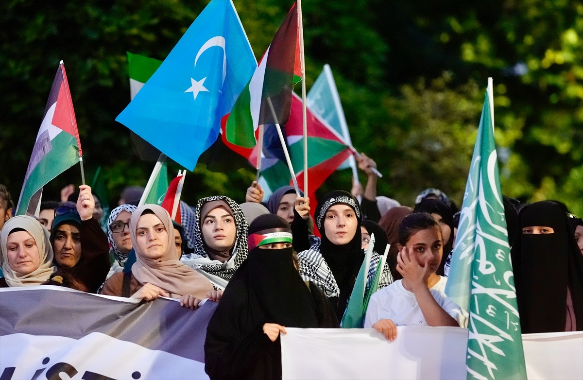 Gazze Dayanışma Platformu üyeleri, İsrail'in saldırdığı Gazze'ye destek için Fatih Camisi'nden...