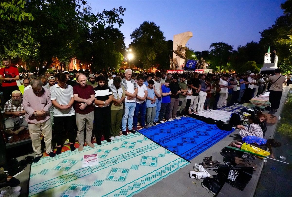 Gazze Dayanışma Platformu üyeleri, İsrail'in saldırdığı Gazze'ye destek için Fatih Camisi'nden...