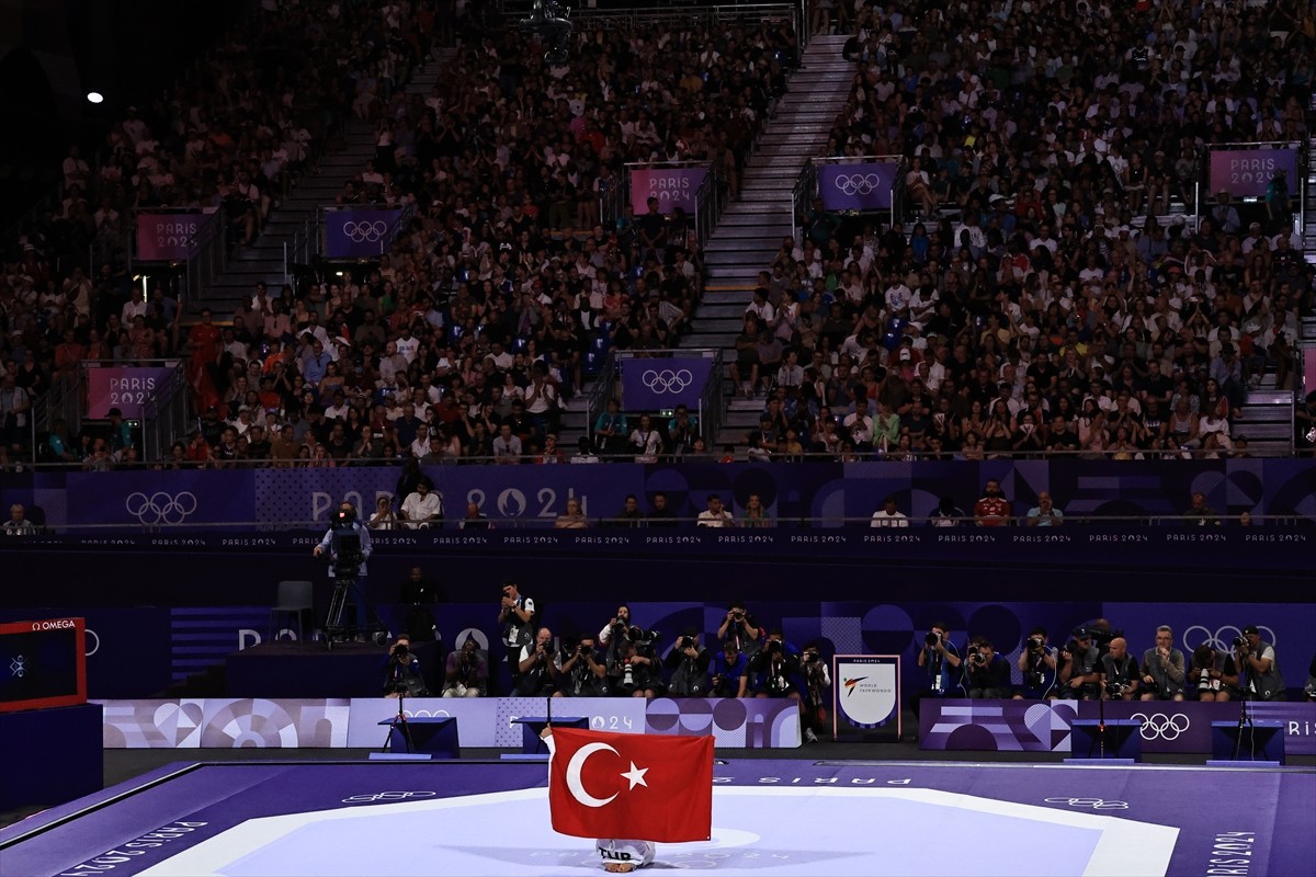Gençlik ve Spor Bakanı Osman Aşkın Bak, Paris 2024 Olimpiyatları'nda bronz madalya kazanan milli...