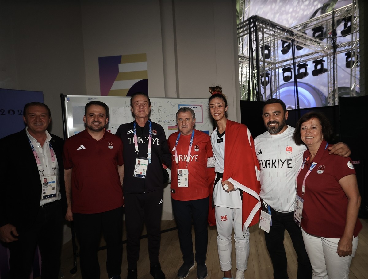 Gençlik ve Spor Bakanı Osman Aşkın Bak, Paris 2024 Olimpiyatları'nda bronz madalya kazanan milli...