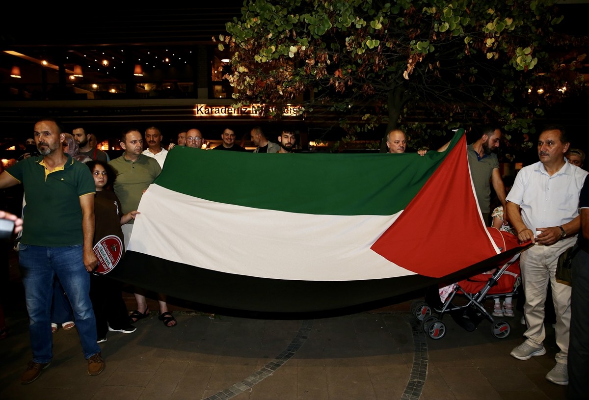 Giresun'da sivil toplum kuruluşlarınca, Hamas Siyasi Büro Başkanı İsmail Heniyye'nin İran'da...