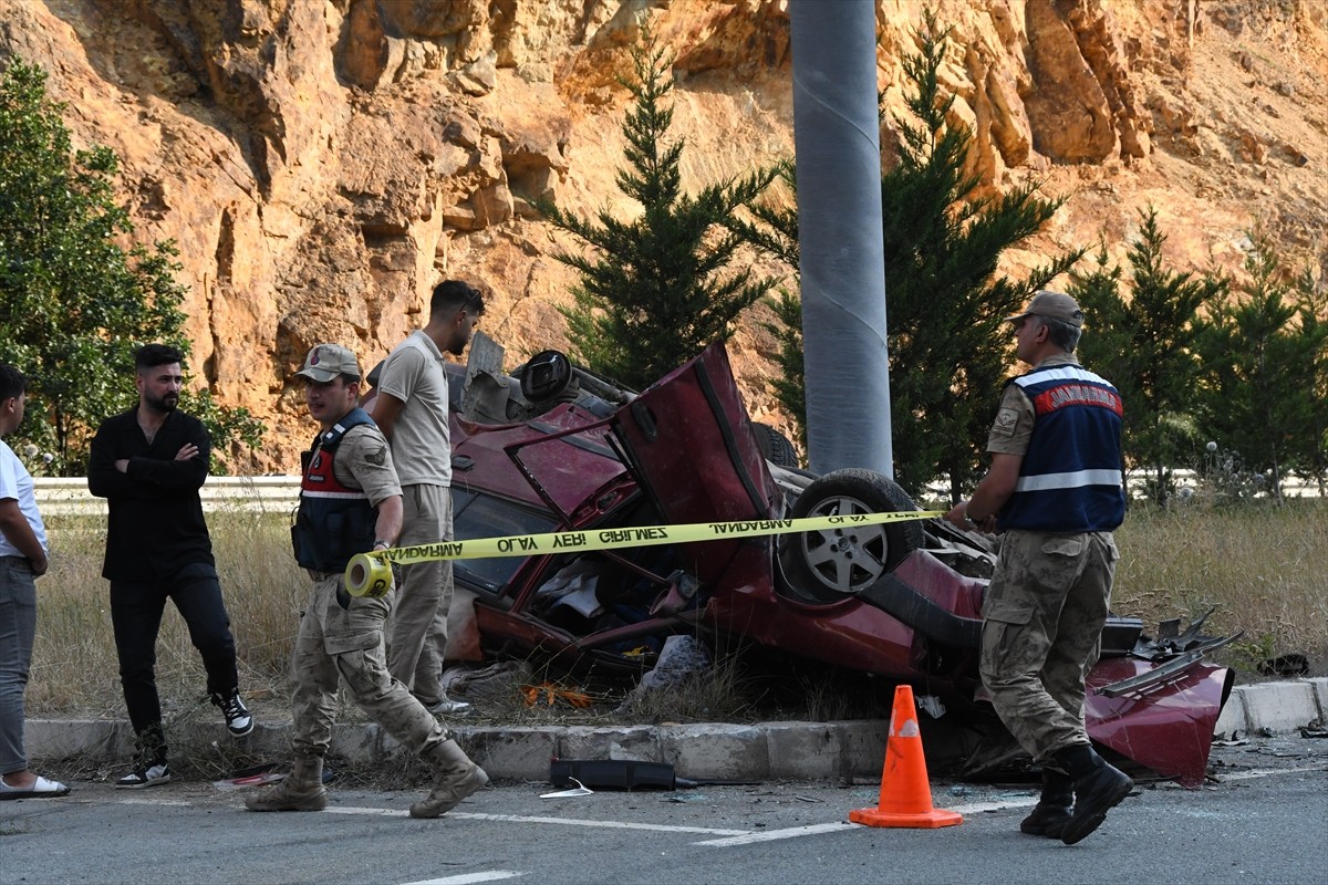 Gümüşhane'de meydana gelen trafik kazasında 1 kişi öldü, 3'ü çocuk 9 kişi yaralandı.