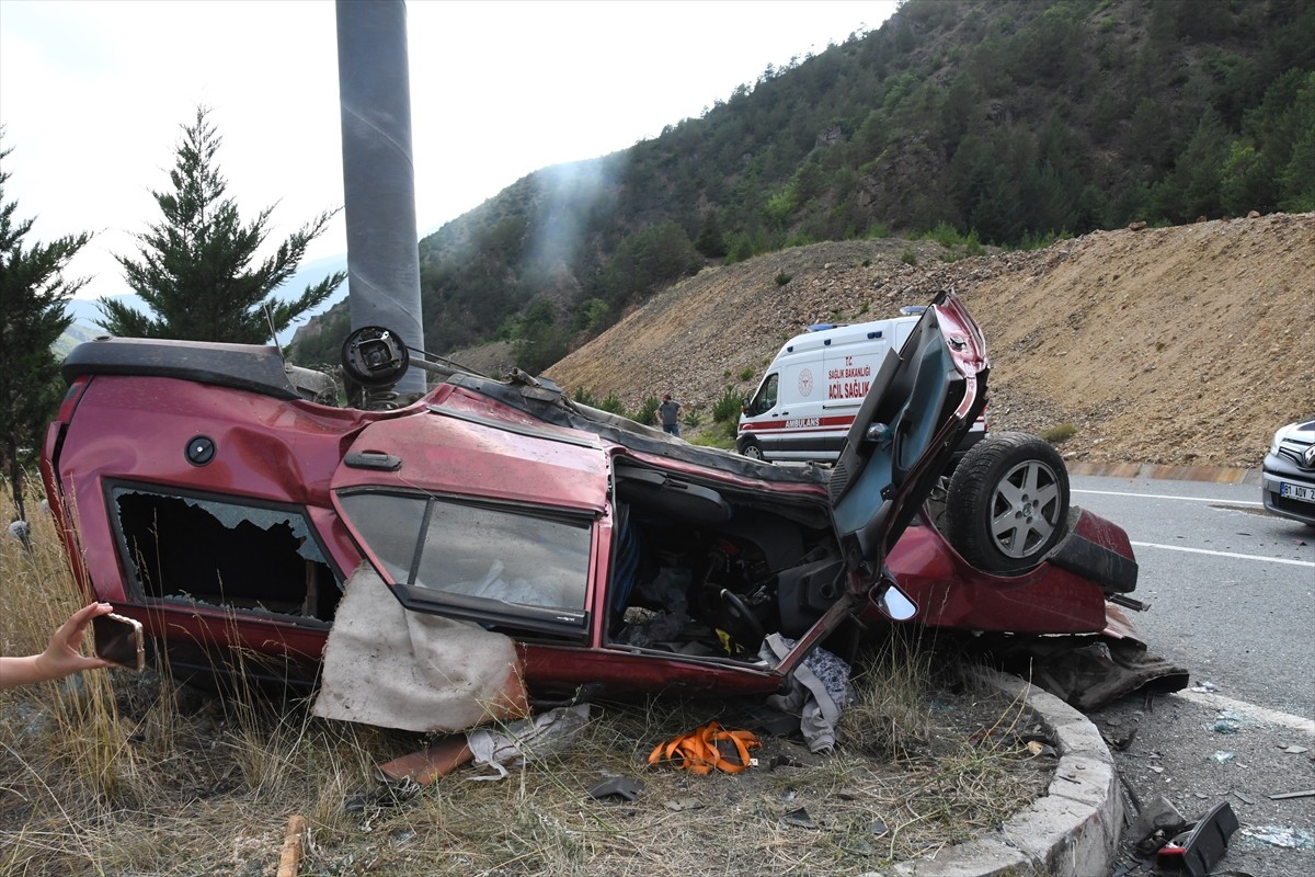 Gümüşhane'de meydana gelen trafik kazasında 1 kişi öldü, 3'ü çocuk 9 kişi yaralandı.