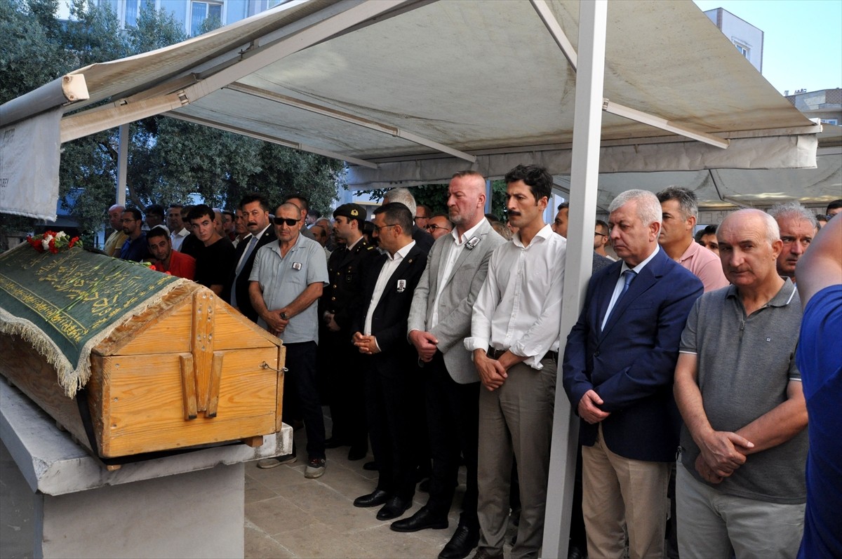 Halı saha maçında geçirdiği kalp krizi nedeniyle kaldırıldığı hastanede yaşamını yitiren Bursa'nın...