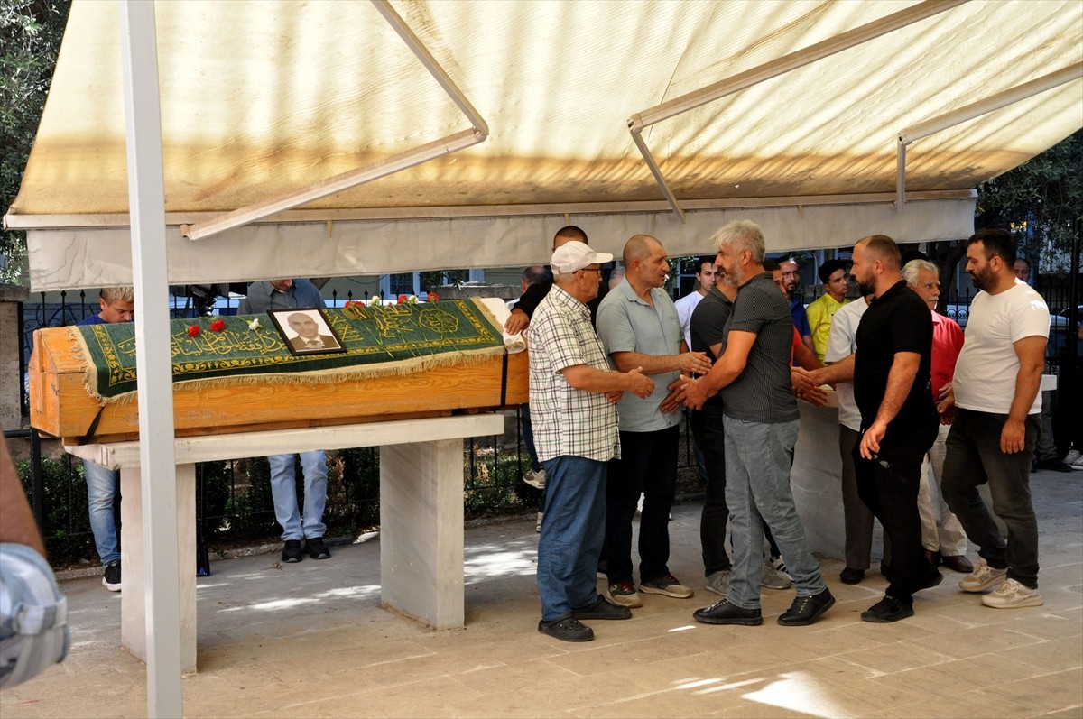 Halı saha maçında geçirdiği kalp krizi nedeniyle kaldırıldığı hastanede yaşamını yitiren Bursa'nın...